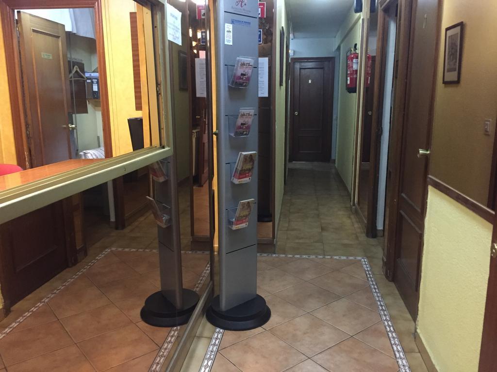 Hostal Jacinto アルカラ・デ・エナレス エクステリア 写真