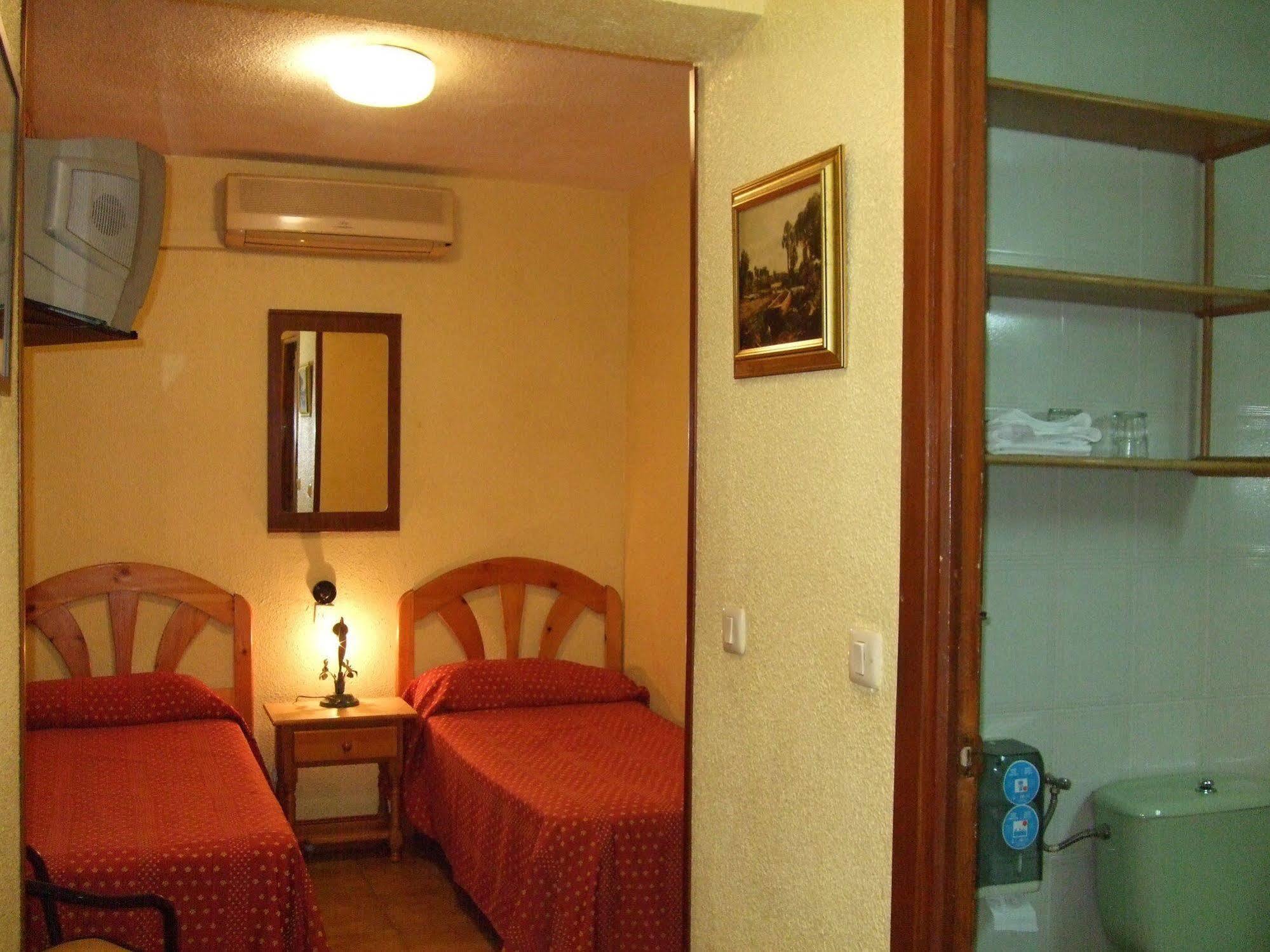 Hostal Jacinto アルカラ・デ・エナレス エクステリア 写真
