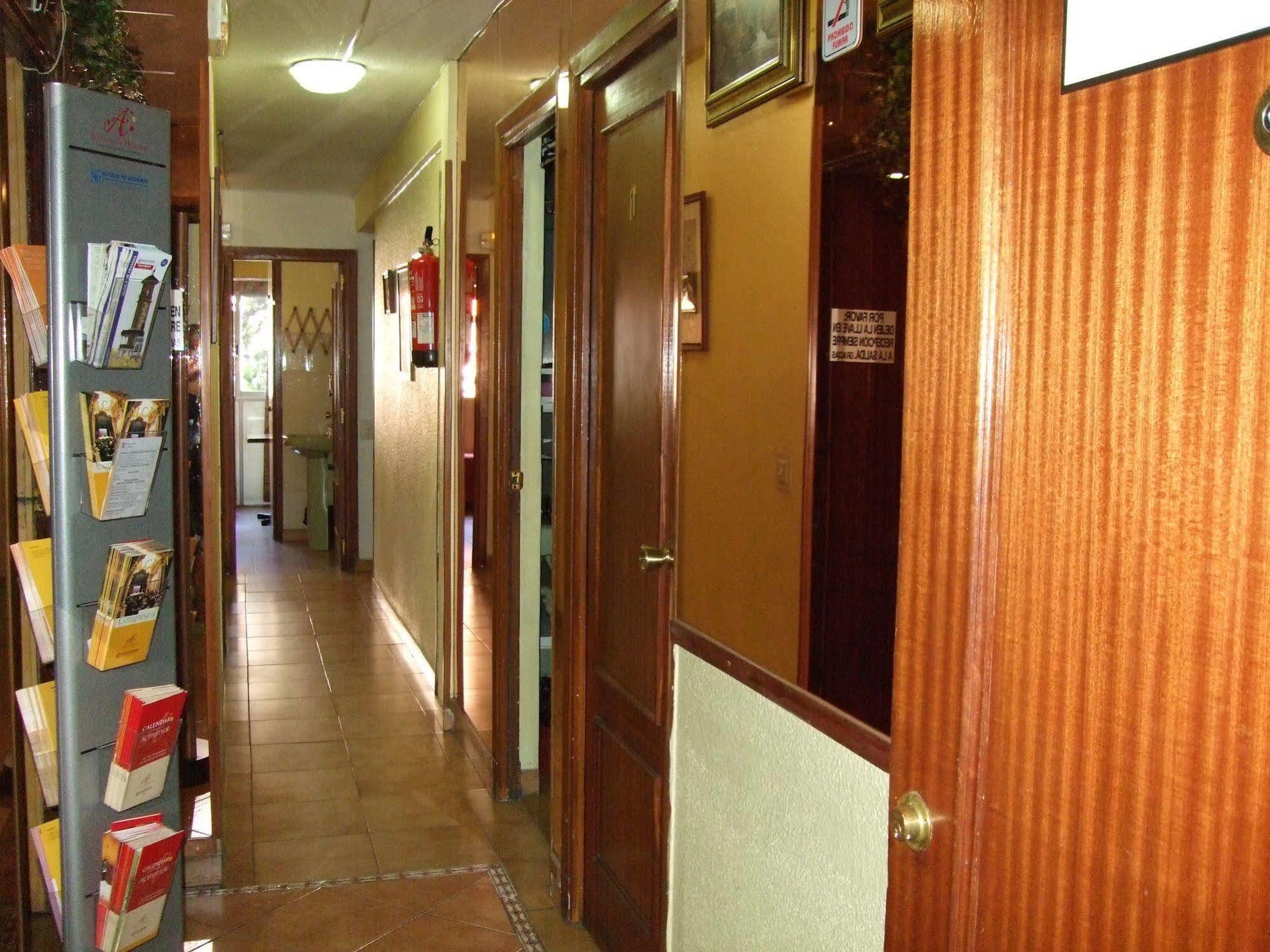 Hostal Jacinto アルカラ・デ・エナレス エクステリア 写真